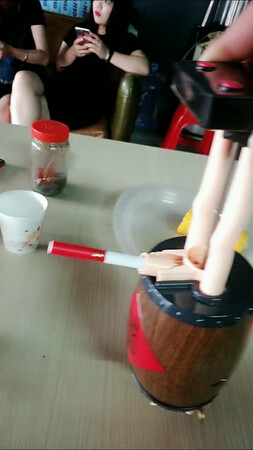 收到直接打开看下，实物收到很好，外观好，太搞笑了，真的很好玩，单手操作秀个视频看看，很好玩，做工不错，买的很划算，就放这里当摆件也都很合适，感觉挺招财的，还有看到的来咨询问有没有卖的，还不错，两包烟钱，买的划算 性价比高 很有恶趣味！