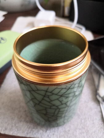 其实家里茶叶罐很多，我想大部分人买这个小罐不单单是携带方便，而是生活当中的一种点缀，增加茶艺气氛，可这个小罐瑕疵明显，第三张图片金属卡口和罐体不合槽，导致罐体多出一些，很不舒服，这样的次品怎么会给消费者发货哪？
