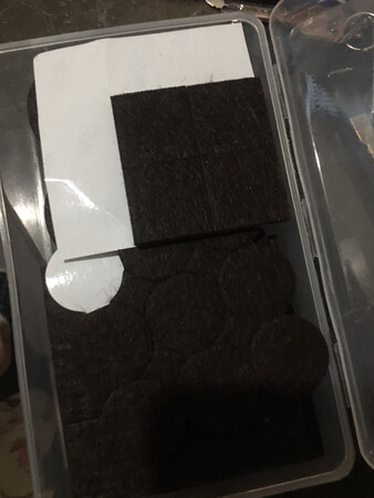 家里全部安装的是地板，我老公总是喜欢拖凳子，把地板上划了很多引子，很难看，果断买了这个，家里各个桌角都用上了，早知道应该早点买的
