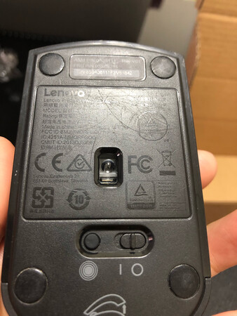 什么产品？？？本来找一家销量高的可以放心！谁知道收货后一看，这么多划痕！客服告诉我说为了校准，自然磨损难免的！鬼才相信，以为糊弄小孩子，第一次感觉被欺骗了！明明用过的二手鼠标，还当新的卖，欺骗消费者嘛不是！