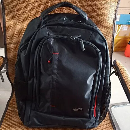 不错的包，送了鼠标垫，虽然用处不大，一开始有点紧，装了几次电脑放进去就比较方便了。
其他特色：快递很强，第二天就到了，这波不亏。
有机会给同学推荐这家得包
联想包还是做的有点水平的，就是味道有点大啊。(?°??°?)