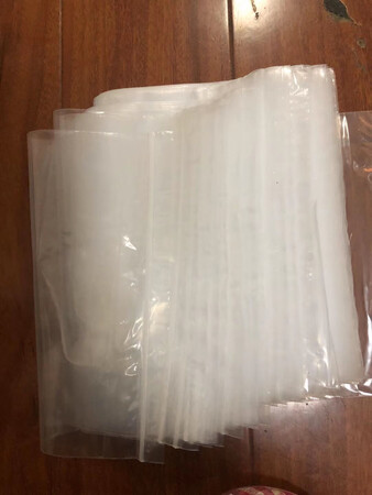 因为要装一些瓶瓶罐罐，所以选了这个大小的袋子，不算特别大，不至于浪费，刚刚好，袋子本身厚度也相对较厚，比较结实耐用，密封效果不错，装液体也不会漏出，整体价格也比较便宜实惠，性价比还是很不错的，也没有异味，装物品和小零食都可以，出门携带很方便。