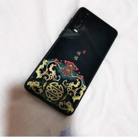 手机壳非常好，印刷很精致，而且，摄像头的位置贴合的非常完美，这是别家手机壳很少见的