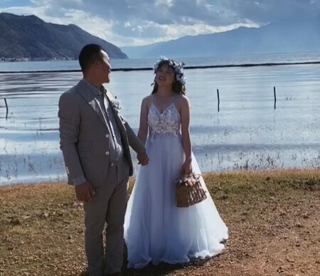 本次旅拍很满意！特别对礼服师小情、化妆师菲菲、摄影师斯文、灯光师倩倩的专业服务特别满意！他们的专业值得我们去信赖！希望在我们之后的情侣都选择金夫人全球旅拍！记录你一生中最幸福的一次旅行！