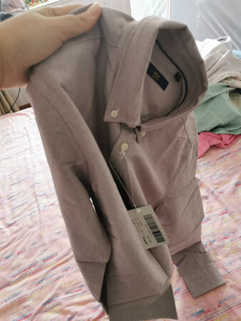 特意选的暗红色，质量不错是正品，和实体店一样，下单隔天就到，很方便！实物颜色更正！
