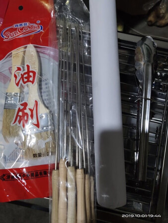 产品还可以的商家挺给力的，配的的东西还挺齐全的而且质量还行！就是没有经过实用呢！看着还行！赠送了碳夹，烤鱼夹、四斤碳、打火机、料刷两个一大一小、锡纸一小卷（锡纸感觉有点儿少最多用两次吧！）还有一包竹签（这个竹签太细了容易烤断）！