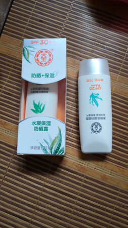 气味很好，涂抹玩很凉爽，防晒乳细腻。