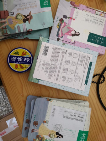 产品质感：很薄，服帖
使用感受：补水效果好
适合肤质：都适合
补水效果：很好
贴合效果：服帖
其他特色：补水面膜经常用。就不用太贵的