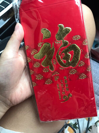看着便宜来买的，没想到质量还不错。金色的字闪闪发光，看起来高大上，送人不失面子，物美价廉。