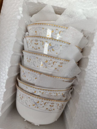碗质量非常好，搬新房正好缺一套碗俱没想到这碗质量不错，物美价廉，京东商城网购真心质量保障！