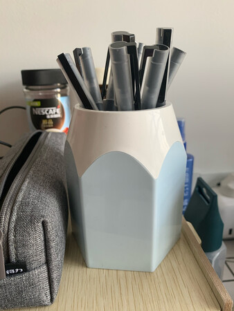 做工质感：这个笔筒还是挺结实的，我觉得做工不错
尺寸大小：尺寸方面，正常大小吧，挺好的
便携性能：便携就不够便携了，不过谁拿着这玩意到处跑呢
手感：我拿着使劲捏了捏，还是挺结实的
其他特色：主要就是颜值高，很喜欢这种铅笔头的设计