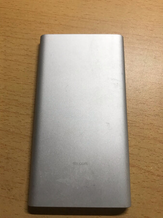 之前买了一个弄丢了，这是买的第二个。出门才用，使用频率比较低。国庆期间用地比较多，充满电一天能充手机好几次，挺好的。小巧轻便，放在女生背的小包里也不占地方。活动时买的，大概50元一个。卖家不包邮。所以在活动时买比较划算，优惠价就当省邮费啦。我给五星好评啦！
便携性能：满意。
蓄电容量：满意。