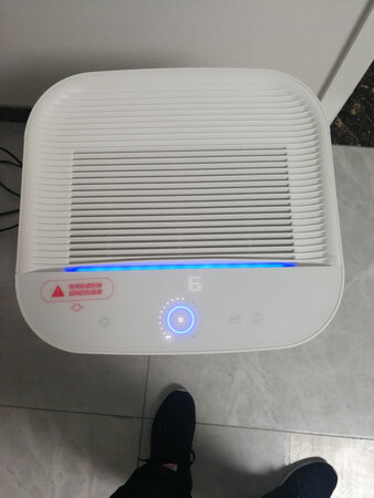 净化效果：净化效果非常好，速度快
噪音大小：档位大时声音较大，但可以接受
外形设计：外观很漂亮，和室内环境比较搭配
安装服务：自己按照说明书使用即可
操作难易：操作很简单
