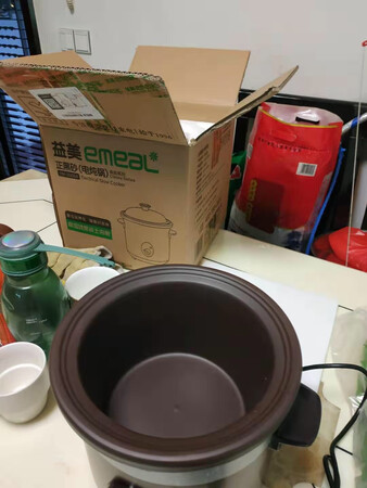 电炖锅收到了，物流很快，第二天就送货到家了，包装严实，没有破损和瑕疵，操作简单，耗电量小，晚上打开开关，早上起来就有香喷喷的粥可以吃，觉得挺方便的，大小合适，够一家三口吃，反正这个炖锅买对了，什么都可以炖，营养又健康，价格比实体店也便宜，各方面都很满意！