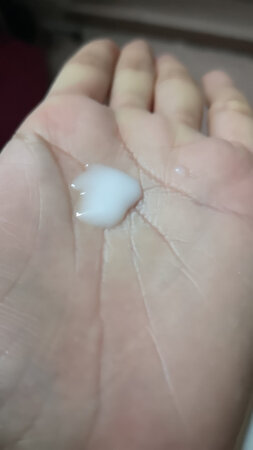 还挺好用的，不油不腻！一抹好水润清爽的感觉～对我这种混合油性皮肤来说真的不错！先用一段时间再看下具体效果！！！！