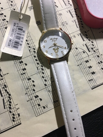 双十一这速度，?
闺女这小手带着还是有点显大的，不过她很喜欢就留下了。
表简约大方又不失童趣
刻度很清晰也很精致