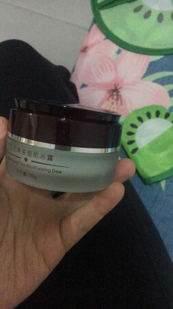 不知道是不是正品，打开包装看见实物瞬间觉得买假货了，瓶身有划痕，感觉是用过的