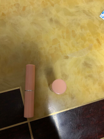 买回来第一时间迫不及待打开包装抹在嘴唇上的确是很值得拥有的!别的牌子的确没有它好，卖家发货速度也快，用完再回购。好评好评！