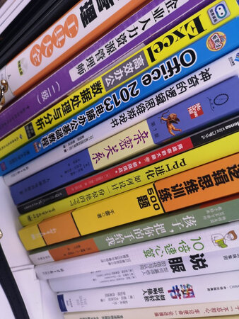 书是人类的好朋友，要养成很好的阅读习惯，喜欢在京东买书，应该会有各种各样的券，所以现在搞活动，回来京东买书，当奖品给学员，还是很不错，看我的书都快堆满了，哈哈哈，以后小孩的书也要来京东购买，方便快捷实惠！