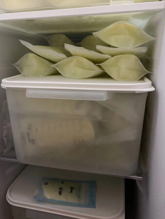 容量大小：15升的，可以装很多东西，奶可以装30袋250毫升左右的
厚薄程度：比较厚实，质量好，盖子比较软
实用性能：很实用，我专门买来放奶的，以后不用了，还可以装很多的东西，也不会闲置，很好。
商品材质：一般这种放吃的的材质都是比较好的，安全的，放心买
大家都可以放心购买，质量，容量都是很好的，买它。（买的时候注意冰箱尺寸）