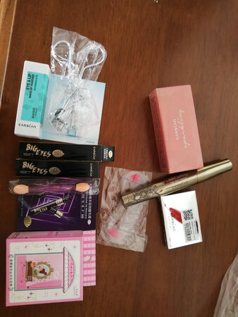 在店里买了三样东西，店家送了五件赠品！真是太大方了！东西全部是正品，很好用，满意！