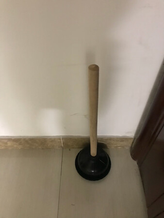 早上家里的马桶第一次堵了，家里没工具还要去上班，于是就在京东上买了一个自营的皮搋子当天就可以送达。这个看起来不错评价也挺好，首先给快递小哥点个赞，下午就到了很快，疏通了几下马桶就通了，还挺好用的，推荐。