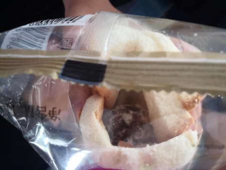 箱子凹进去了，馅那不知道是发霉了还是面包屑给它包起来了。。