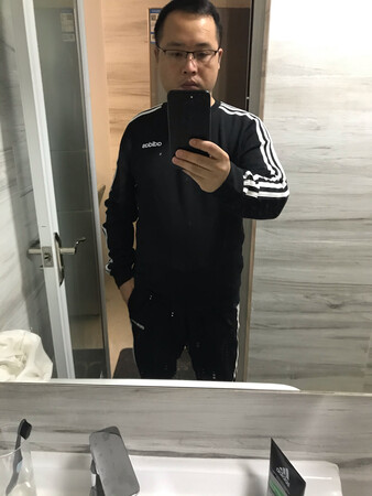 还不错，应该是正品，就是袖子长了一点，与刚买的裤子一个色，要是颜色更深一点就好了，目前没发现什么异常，希望洗后不要褪色！