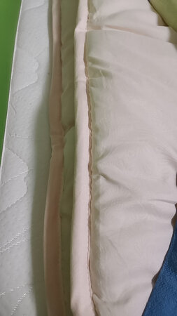 被子真不错，针线齐整，薄厚均匀，摸着特别柔软舒服，值得拥有