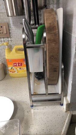 商品材质：没有验证是否是304不锈钢，但卖家说是，上面没看到有304标识，按道理就不是304.
层高调整：没得调整，已经是固定的；
适用场景：厨房，最好有充足空间，毕竟架子不小；
安装难易：只需简单套上底脚的胶粒就行，非常简单；
承重性能：十几斤的砧板和几把菜刀是没问题的；
稳固程度：看起来挺稳固，但需要时间考证，暂时不适合评价。