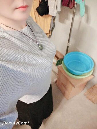 衣服软软的穿着很舒服也很时尚美中不足就是衣服有点小味
