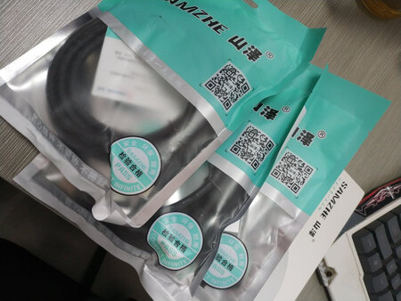 公司新购置了一套保利通视频会议设备，用的两台55吋电视，很多不开视频会议的时候，两台电视更多用作公司内部开会投影使用，但是保利通只配一根转接线两台电视只能投一台，相当不方便，上网看了很多分流转接线，什么秋叶原、绿联等多个牌子都对比了一下，最后还是看上山泽这个牌子，不仅好评多，而且还有plus专享价，果断入手一根，收到后开会马上用上了，同事都问什么牌子，果断分享一波链接，京东采购就是放心，质量有保障，同时京东物流保护措施相当不错，里三层外三层的包裹，物流相当给力，头天下单第二天就到，几十块的东西还能开专票，京东快递的小哥服务相当不错，有耐心而且提前联系，送货上门就更不用说了，京东平台已经成为我采购的不二之选，值得推荐。