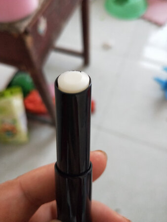 唇膏收到了。特别上档次，比我之前在专柜买的100多的都要好用。男士拿着特别有面子，我就味道很清香，淡淡的涂上去很滋润。用了几次嘴巴的干皮都没有了。