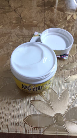 拍下后两天从福州马尾保税区发出，速度还是挺快的。这款马油完全符合我要求，强力保湿，易吸收，吸收好，涂手脚稍加按摩，一会就完全吸收一点都不油腻，几乎没什么味道，我不喜欢有香味的面霜，这完全适合我，220g量大实惠。