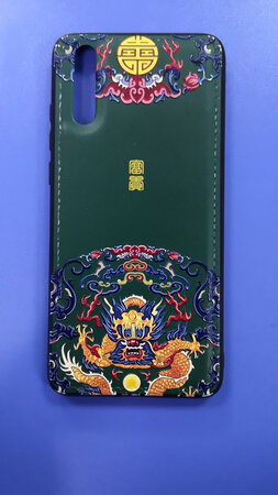 做工质感：做工非常细致，很有质感。凹凸有致。
触摸手感：属于有些硬度的手机壳，对机器的保护比较周到。
颜色外观：颜色是墨绿色，拿到实物，观感是比照片颜色低调一点的。
防摔性：防摔性好，四周包裹的很严实。