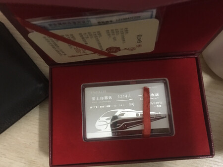 买来周年纪念日送给女朋友的，想了好久都没想到送什么给她，毕竟什么花，首饰，包包啊……几乎都送过了，无意中看到这个，感觉创意不错，就联系客服，把想好的刻字告诉客服，客服服务态度都挺好，好快都搞掂，下午下单，晚上就发货了，第二天就收到，东西也完好，女朋友收到也灰常喜欢