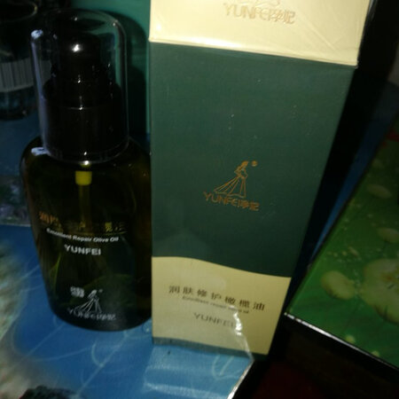 京东物流就是快，到了马上使用了，很舒服涂抹上去，不油腻，期待效果