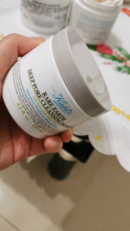 两个空瓶是我之前用光的瓶子，用了好几年的白泥。这次很失望? 发货用了很久  收到货 外包装很脏，完全是被打开过的感觉，很失望，都不太想用了，考虑到不是京东自营的估计退换货很麻烦，算了 给个京东购物人生中的第一个差评…