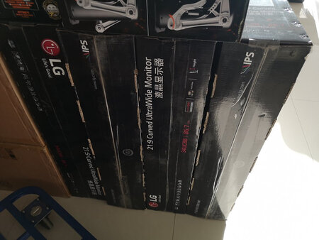 双11前下单，价格与双11下单折扣相同，LG的显示器用了很多，几乎公司和家里都有，品质很好，质量也很不错，这款LG显示器包装完好，附件齐全，刚好给新公司技术部同事用上，京东小哥的送货速度还是超级快，配送员的服务一如既往的好，以后会持续购买的。