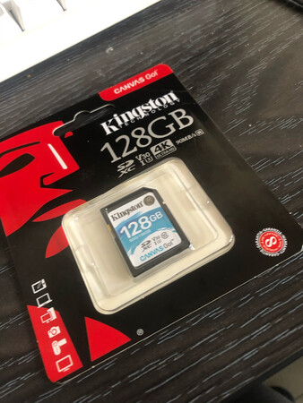 传输速度：读取速度达到了标称的90**/s，写入速度惊人惊喜的飚到了70**/s以上，十分满意。
存储容量：容量实测124.69G，比较接近128G可以接受，足够拍摄使用了。
使用场景：目前准备使用在佳能EOSRP上，相机目前还没到，按这个速度来看，足够满足我的拍照的需求，甚至4K视频拍摄也可以尝试下，不错不错。
其他特色：金士顿大品牌，值得信耐，本来是想买闪迪内存卡的，但是看到了京东推荐了这款，个人感觉性价比高于闪迪，总感觉现在闪迪做大了就开始飘了，店大欺客。后续相机还有存储方面的需求还会优先考虑这款的。