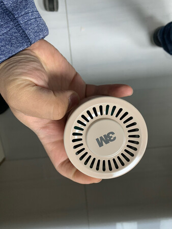 准备放在车上用，甲醛的最有效的方法是吸附和分解！
吸附是最直接的方法用内部比较疏松的材质的被动吸附，只能说有效果，但不大！因为必须要等甲醛挥发出来才可以吸附，但同时你的人也在吸附,也会被动吸入的，所以说效果不大!另外一个最有效的就是分解：用催化剂催化甲醛氧化分解为CO2,H2O，就变成无害的物质了！可以是光触媒、水触媒、气触媒等，进行喷涂，此款产品中描述有处理甲醛的成分，但实际上处理甲醛的成分是通过现场调配合成生成的，无法长时间固化在你的瓶体内部的！