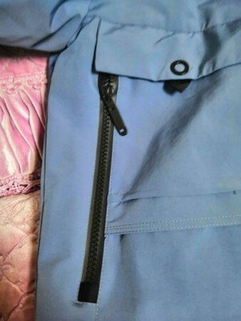 做工精细，里外面料都很舒服，羽绒服厚薄正好，是真羽绒的，上身效果很好，穿着暖和又好看。