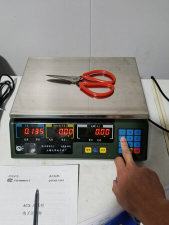 这个就是大华生产的电子称，所有按键按不动，多能合格出厂，本不想在网上买的，就怕出现问题麻烦，问卖家，卖家给个厂家技术员电话，叫我找那边，电话打过去问几下不知道，又推回来叫我找卖家，这个就是服务。
产品质感：严重质量问题，真是差。