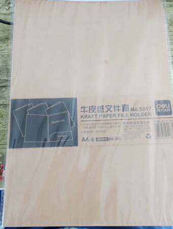 牛皮纸是坚韧耐水的包装用纸，呈棕黄色，用途很广，常用于制作纸袋、信封、作业本、唱片套、卷宗和砂纸等。定量范围为80克/平方米至120克/平方米，有卷筒纸和平板纸中、又有单面光、双面光和带条纹的区别。主要的质量要求是柔韧结实，耐破度高，能承受较大拉力和压力不破裂。牛皮纸具有很高的拉力，有单光、双光、条纹、无纹等。主要用于包装纸、信封、纸袋等和印刷机滚筒包衬等。
做工质感：非常满意
耐用度：很硬