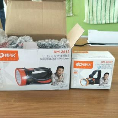 产品材质：外壳是塑料的，整体材质用料还是很不错的，手感很好 光照强度：非常亮，能见度很高，照射距离也很远 续航时间：充一次电，能用很长时间，很方便 产品重量：一点也不重，戴头上或者手提都很方便 电源类型：220V充电，很方便 其他特色：物流很快，已经不是第一次购买了，买过来的目的是用于晚上照明和钓鱼用的，很亮，很不错，价格也很实惠，值得推荐