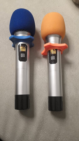 做工质感：拿在手里，和ktv没啥区别，一样的重量，一样的味道。
音质音效：音质很棒，再配套好音响表现更好
灵敏度：没有延迟感，使用很棒。
安装难易：在客服妹妹的指导下，顺利完成。
外形外观：漂亮
其他特色：还可以在车上使用，好久去试试