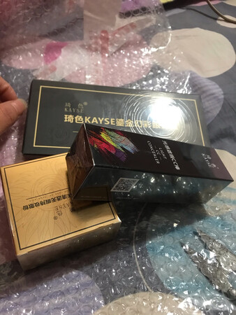 物流超快的，没想到一天就到了，和我以前买的一样，买过这家店的，被我摔坏了，这些买的比我上次的便宜好多，还送了，散粉，眼影盘，可喜欢了，包装完整，没有损坏，看图吧，