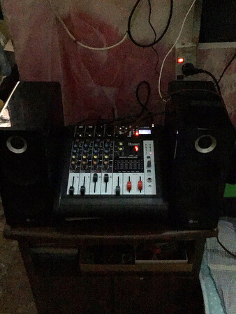 不错的调音台！尤其是连接电脑或者平板听音乐确实不错！音色非常好！无线话筒好看！质感不错！做工精细！机器风扇有点大！希望以后能改进！值得购买！