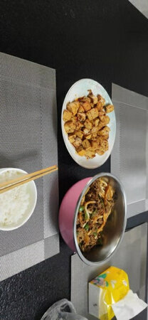 心仪这个隔热垫好久了 因为家里餐桌是黑色的 虽然餐桌的材质是火烧石的 但还是觉得热的盘子碟子放在上面会留下些印记 双十一的时候 先生正好看到了这款隔热垫在搞活动 就一下子买了它 虽然是双十一期间但是快递也很快啊 收到之后先生就开始做饭啦 很好用