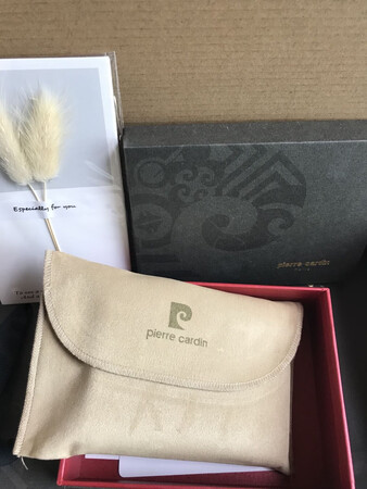 质感不错的真皮小包包，很精致，值得打卡一下的，还配了一个手写贺卡